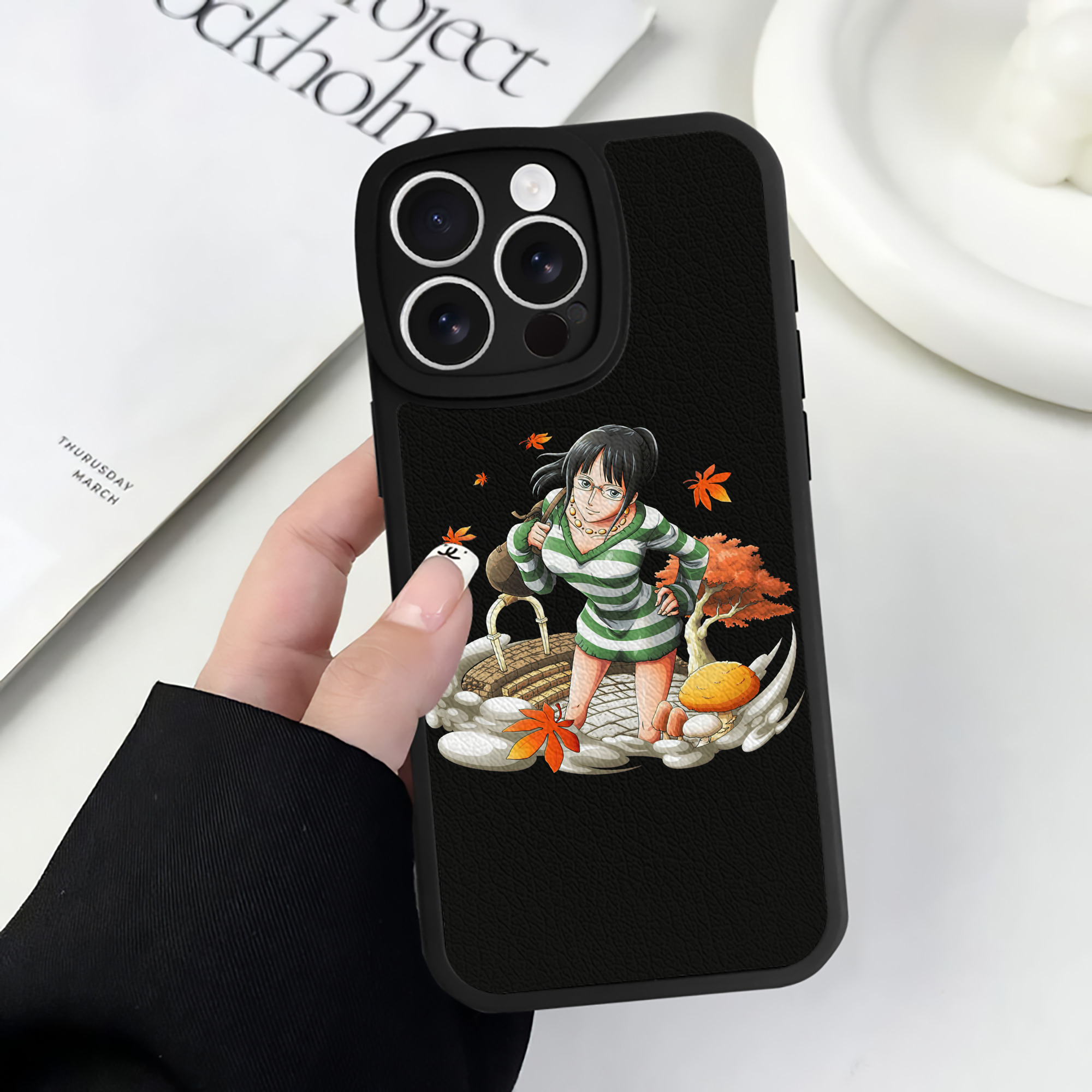 （画像用） ワンピース ニコ・ロビン ONE PIECE Nico Robin 【iPhone 16シリーズ対応】シリコンスマホケース（レザー調） 材質：シリコン
